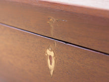Carica l&#39;immagine nel visualizzatore di Gallery, piccolo baule Indiano in legno di rosa e teak, lavorato all&#39;interno con piccoli scomparti e cassettini, inciso finemente  impiegate in origine dagli inglesi per i continui spostamenti per contenere spezie, trucco e gioielli di uso giornaliero  pezzo interamente originale, perfettamente integro e di difficile reperibilità  dimensioni 48x32  h 19 cm   per info ed ulteriori foto watshapp 0039 3338778241 mail info@etniko.it facebook / instagram / pinterest : etnikobycrosato