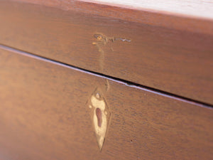 piccolo baule Indiano in legno di rosa e teak, lavorato all'interno con piccoli scomparti e cassettini, inciso finemente  impiegate in origine dagli inglesi per i continui spostamenti per contenere spezie, trucco e gioielli di uso giornaliero  pezzo interamente originale, perfettamente integro e di difficile reperibilità  dimensioni 48x32  h 19 cm   per info ed ulteriori foto watshapp 0039 3338778241 mail info@etniko.it facebook / instagram / pinterest : etnikobycrosato