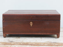 Carica l&#39;immagine nel visualizzatore di Gallery, piccolo baule Indiano in legno di rosa e teak, lavorato all&#39;interno con piccoli scomparti e cassettini, inciso finemente  impiegate in origine dagli inglesi per i continui spostamenti per contenere spezie, trucco e gioielli di uso giornaliero  pezzo interamente originale, perfettamente integro e di difficile reperibilità  dimensioni 48x32  h 19 cm   per info ed ulteriori foto watshapp 0039 3338778241 mail info@etniko.it facebook / instagram / pinterest : etnikobycrosato