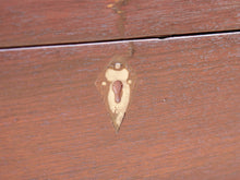 Carica l&#39;immagine nel visualizzatore di Gallery, piccolo baule Indiano in legno di rosa e teak, lavorato all&#39;interno con piccoli scomparti e cassettini, inciso finemente  impiegate in origine dagli inglesi per i continui spostamenti per contenere spezie, trucco e gioielli di uso giornaliero  pezzo interamente originale, perfettamente integro e di difficile reperibilità  dimensioni 48x32  h 19 cm   per info ed ulteriori foto watshapp 0039 3338778241 mail info@etniko.it facebook / instagram / pinterest : etnikobycrosato