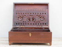 Carica l&#39;immagine nel visualizzatore di Gallery, piccolo baule Indiano in legno di rosa e teak, lavorato all&#39;interno con piccoli scomparti e cassettini, inciso finemente  impiegate in origine dagli inglesi per i continui spostamenti per contenere spezie, trucco e gioielli di uso giornaliero  pezzo interamente originale, perfettamente integro e di difficile reperibilità  dimensioni 48x32  h 19 cm   per info ed ulteriori foto watshapp 0039 3338778241 mail info@etniko.it facebook / instagram / pinterest : etnikobycrosato