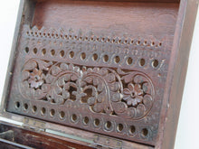 Carica l&#39;immagine nel visualizzatore di Gallery, piccolo baule Indiano in legno di rosa e teak, lavorato all&#39;interno con piccoli scomparti e cassettini, inciso finemente  impiegate in origine dagli inglesi per i continui spostamenti per contenere spezie, trucco e gioielli di uso giornaliero  pezzo interamente originale, perfettamente integro e di difficile reperibilità  dimensioni 48x32  h 19 cm   per info ed ulteriori foto watshapp 0039 3338778241 mail info@etniko.it facebook / instagram / pinterest : etnikobycrosato