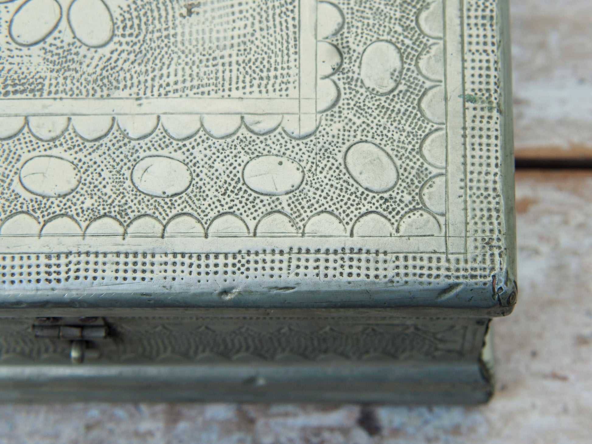 Box In Legno Rivestito In Metallo, Inciso , Internamente Rivestito In Velluto, Ideale Anche Come Portagioie. Provenienza India. Dimensioni 21x16xh11cm.  per info ed ulteriori foto info@etniko.it facebook / instagram : etnikobycrosato 0039 3338778241
