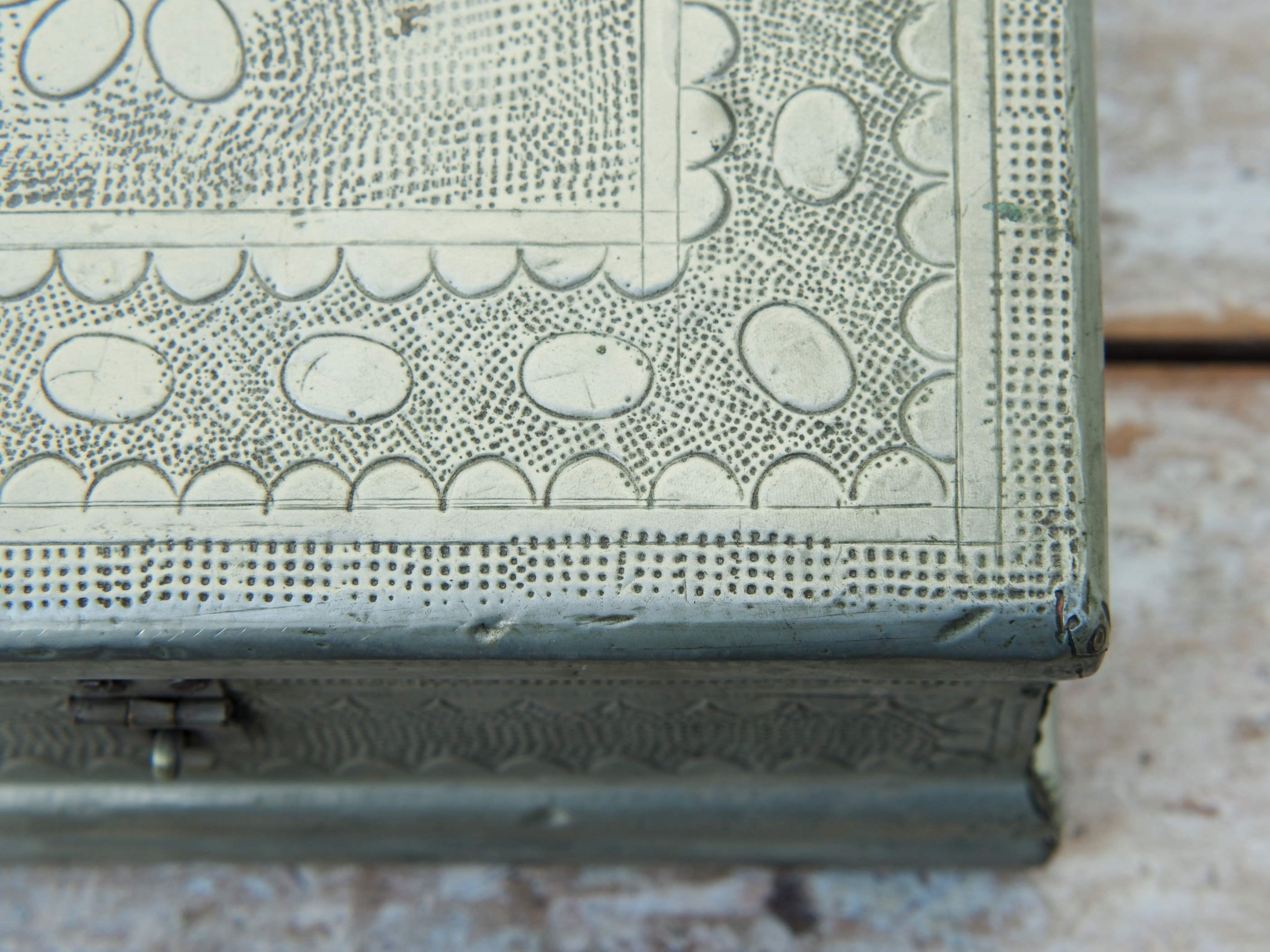 Box In Legno Rivestito In Metallo, Inciso , Internamente Rivestito In Velluto, Ideale Anche Come Portagioie. Provenienza India. Dimensioni 21x16xh11cm.  per info ed ulteriori foto info@etniko.it facebook / instagram : etnikobycrosato 0039 3338778241