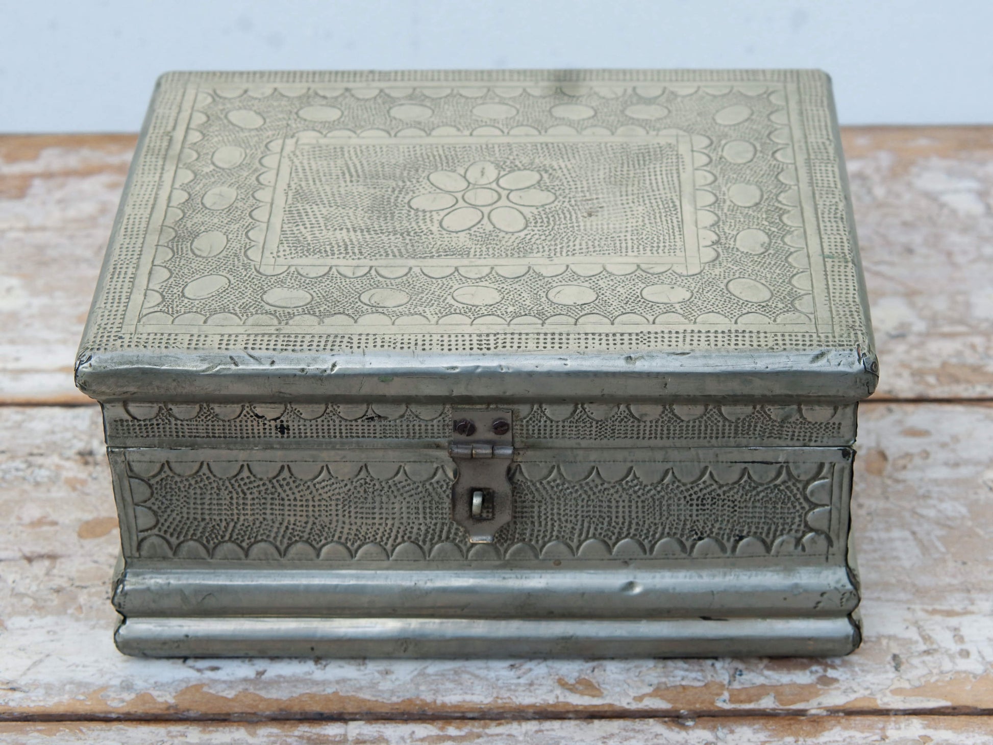 Box In Legno Rivestito In Metallo, Inciso , Internamente Rivestito In Velluto, Ideale Anche Come Portagioie. Provenienza India. Dimensioni 21x16xh11cm.  per info ed ulteriori foto info@etniko.it facebook / instagram : etnikobycrosato 0039 3338778241
