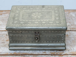Box In Legno Rivestito In Metallo, Inciso , Internamente Rivestito In Velluto, Ideale Anche Come Portagioie. Provenienza India. Dimensioni 21x16xh11cm.  per info ed ulteriori foto info@etniko.it facebook / instagram : etnikobycrosato 0039 3338778241