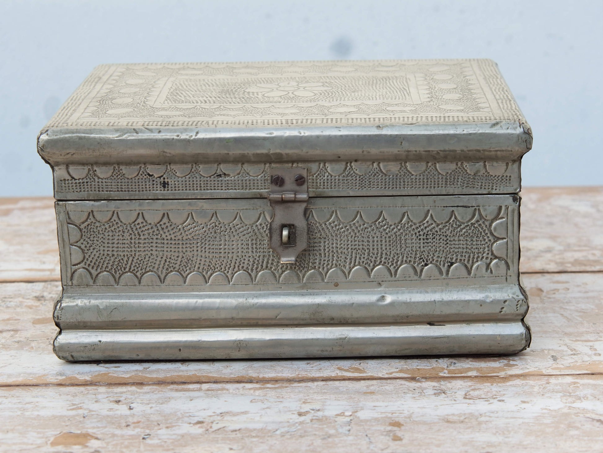 Box In Legno Rivestito In Metallo, Inciso , Internamente Rivestito In Velluto, Ideale Anche Come Portagioie. Provenienza India. Dimensioni 21x16xh11cm.  per info ed ulteriori foto info@etniko.it facebook / instagram : etnikobycrosato 0039 3338778241