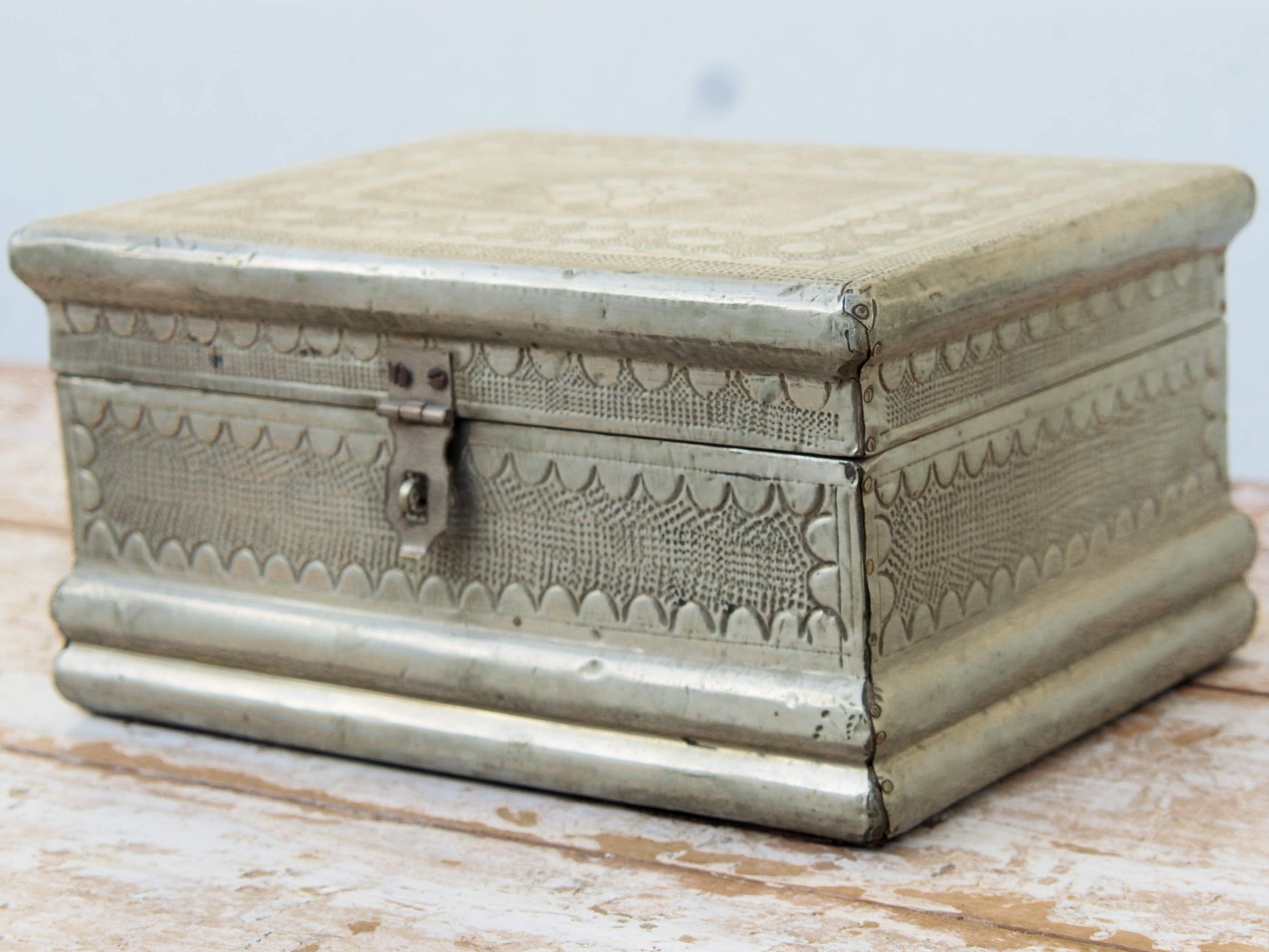 Box In Legno Rivestito In Metallo, Inciso , Internamente Rivestito In Velluto, Ideale Anche Come Portagioie. Provenienza India. Dimensioni 21x16xh11cm.  per info ed ulteriori foto info@etniko.it facebook / instagram : etnikobycrosato 0039 3338778241