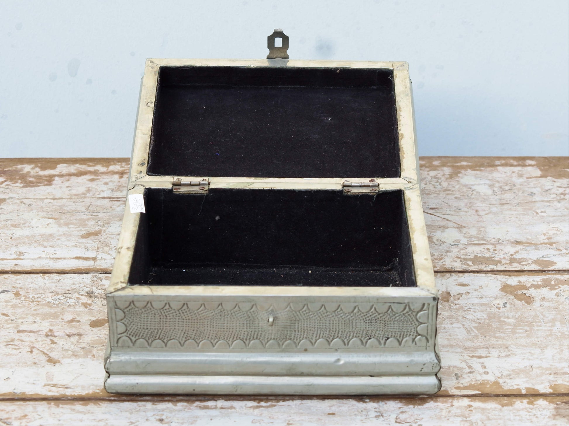 Box In Legno Rivestito In Metallo, Inciso , Internamente Rivestito In Velluto, Ideale Anche Come Portagioie. Provenienza India. Dimensioni 21x16xh11cm.  per info ed ulteriori foto info@etniko.it facebook / instagram : etnikobycrosato 0039 3338778241