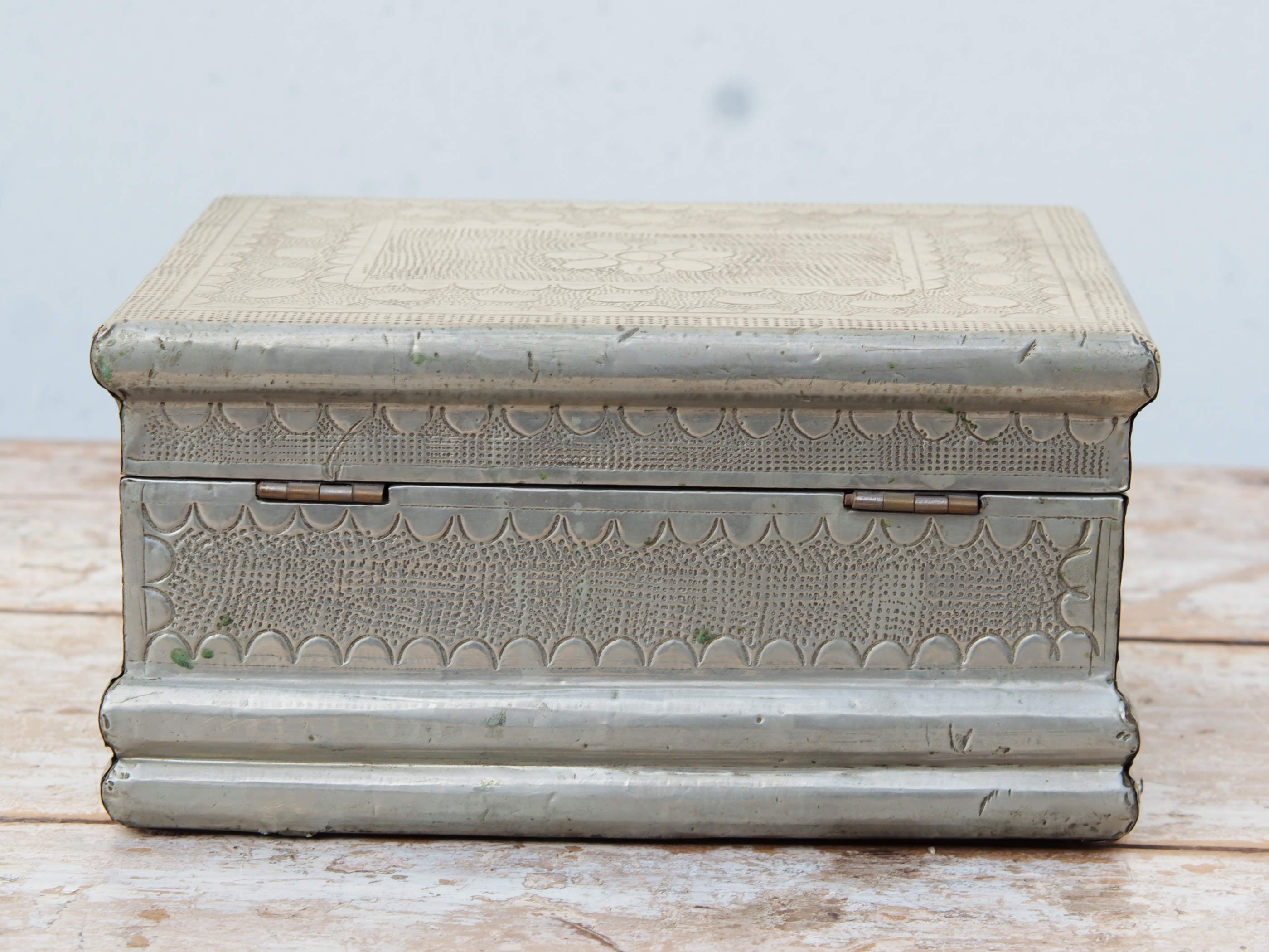 Box In Legno Rivestito In Metallo, Inciso , Internamente Rivestito In Velluto, Ideale Anche Come Portagioie. Provenienza India. Dimensioni 21x16xh11cm.  per info ed ulteriori foto info@etniko.it facebook / instagram : etnikobycrosato 0039 3338778241