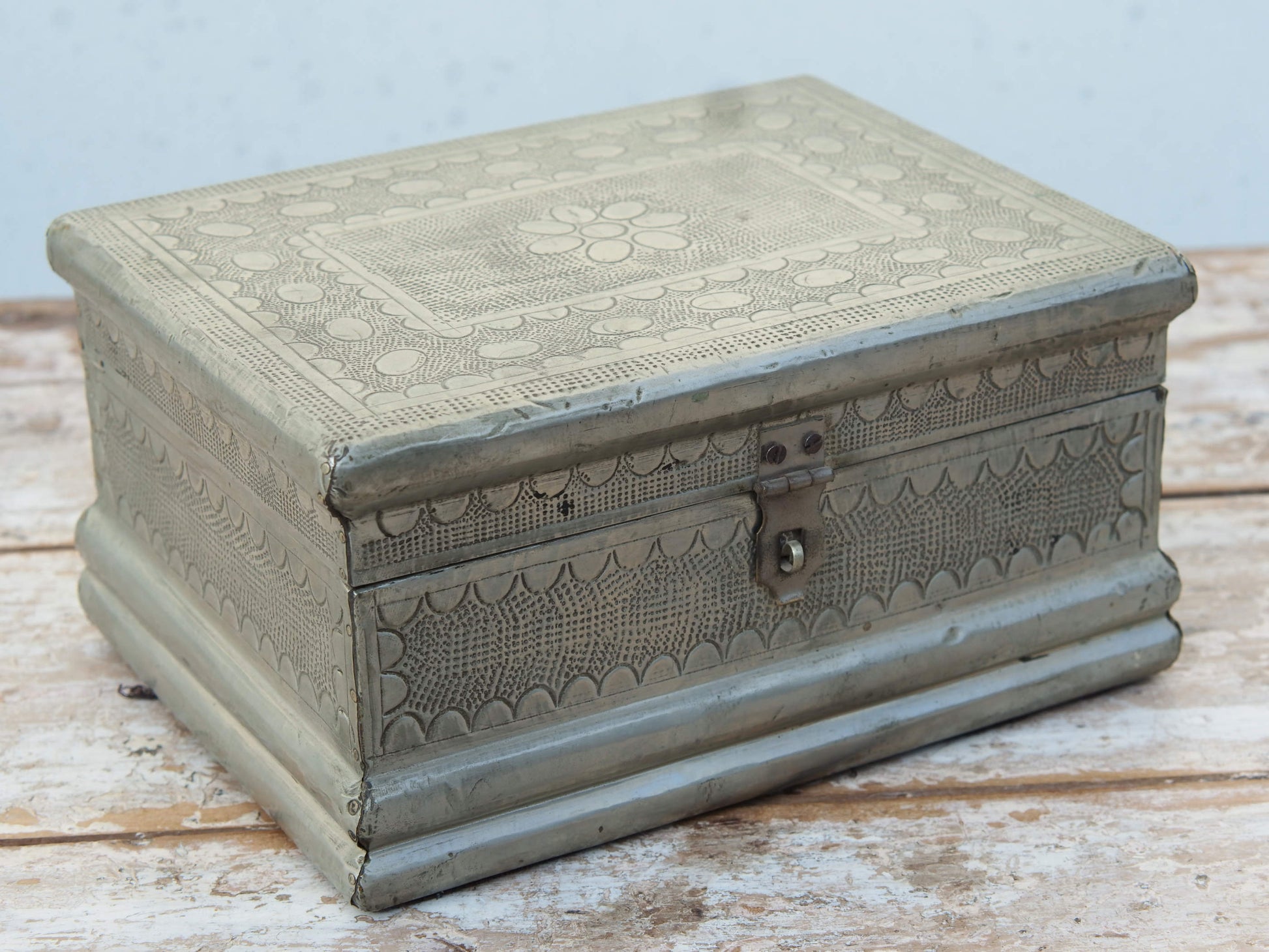 Box In Legno Rivestito In Metallo, Inciso , Internamente Rivestito In Velluto, Ideale Anche Come Portagioie. Provenienza India. Dimensioni 21x16xh11cm.  per info ed ulteriori foto info@etniko.it facebook / instagram : etnikobycrosato 0039 3338778241