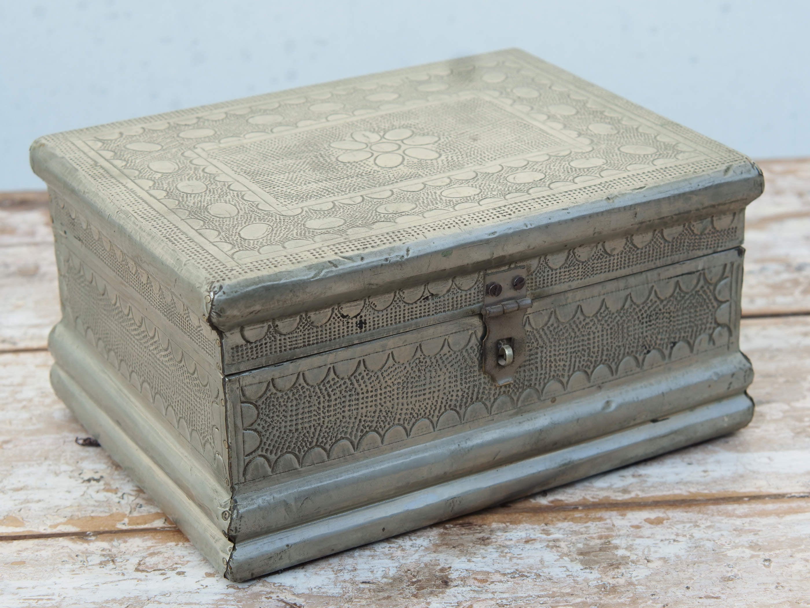 Box In Legno Rivestito In Metallo, Inciso , Internamente Rivestito In Velluto, Ideale Anche Come Portagioie. Provenienza India. Dimensioni 21x16xh11cm.  per info ed ulteriori foto info@etniko.it facebook / instagram : etnikobycrosato 0039 3338778241