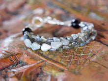 Carica l&#39;immagine nel visualizzatore di Gallery, bracciale indiano multifilo fatto a mano con labradorite, pezzo unico.  lunghezza 20 cm, larghezza 1,5 cm, peso 21 grammi    per info ed ulteriori foto mail info@etniko.it watshapp 0039 3338778241 facebook / instagram / pinterest : etnikobycrosato www.etniko.it