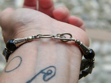 Carica l&#39;immagine nel visualizzatore di Gallery, bracciale indiano multifilo fatto a mano con labradorite, pezzo unico.  lunghezza 20 cm, larghezza 1,5 cm, peso 21 grammi    per info ed ulteriori foto mail info@etniko.it watshapp 0039 3338778241 facebook / instagram / pinterest : etnikobycrosato www.etniko.it