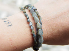 Carica l&#39;immagine nel visualizzatore di Gallery, bracciale indiano multifilo fatto a mano con labradorite, pezzo unico.  lunghezza 20 cm, larghezza 1,5 cm, peso 21 grammi    per info ed ulteriori foto mail info@etniko.it watshapp 0039 3338778241 facebook / instagram / pinterest : etnikobycrosato www.etniko.it