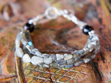 Carica l&#39;immagine nel visualizzatore di Gallery, bracciale indiano multifilo fatto a mano con labradorite, pezzo unico.  lunghezza 20 cm, larghezza 1,5 cm, peso 21 grammi    per info ed ulteriori foto mail info@etniko.it watshapp 0039 3338778241 facebook / instagram / pinterest : etnikobycrosato www.etniko.it