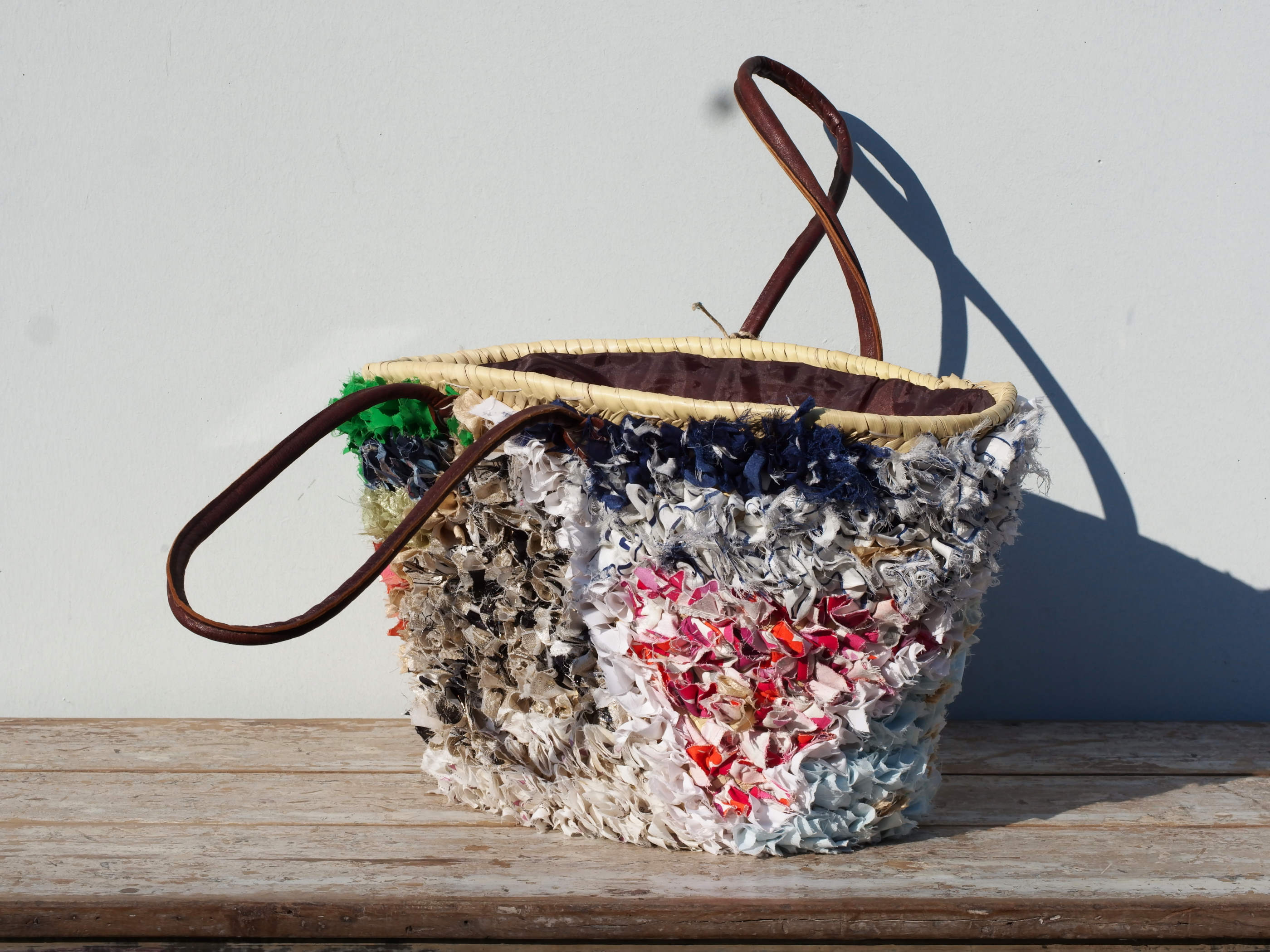borsa marocchina realizzata a mano con pezzi di tessuto di riciclo, per lo più cotone e lana, interno in paglia intrecciata e manici in pelle. Pezzo unico. Dimensioni 50x28xh30cm  prezzo originale euro 65 scontato 40  per info ed ulteriori foto info@etniko.it facebook / instagram / pinterest : etnikobycrosato 0039 3338778241