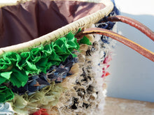 Carica l&#39;immagine nel visualizzatore di Gallery, borsa marocchina realizzata a mano con pezzi di tessuto di riciclo, per lo più cotone e lana, interno in paglia intrecciata e manici in pelle. Pezzo unico. Dimensioni 50x28xh30cm  prezzo originale euro 65 scontato 40  per info ed ulteriori foto info@etniko.it facebook / instagram / pinterest : etnikobycrosato 0039 3338778241