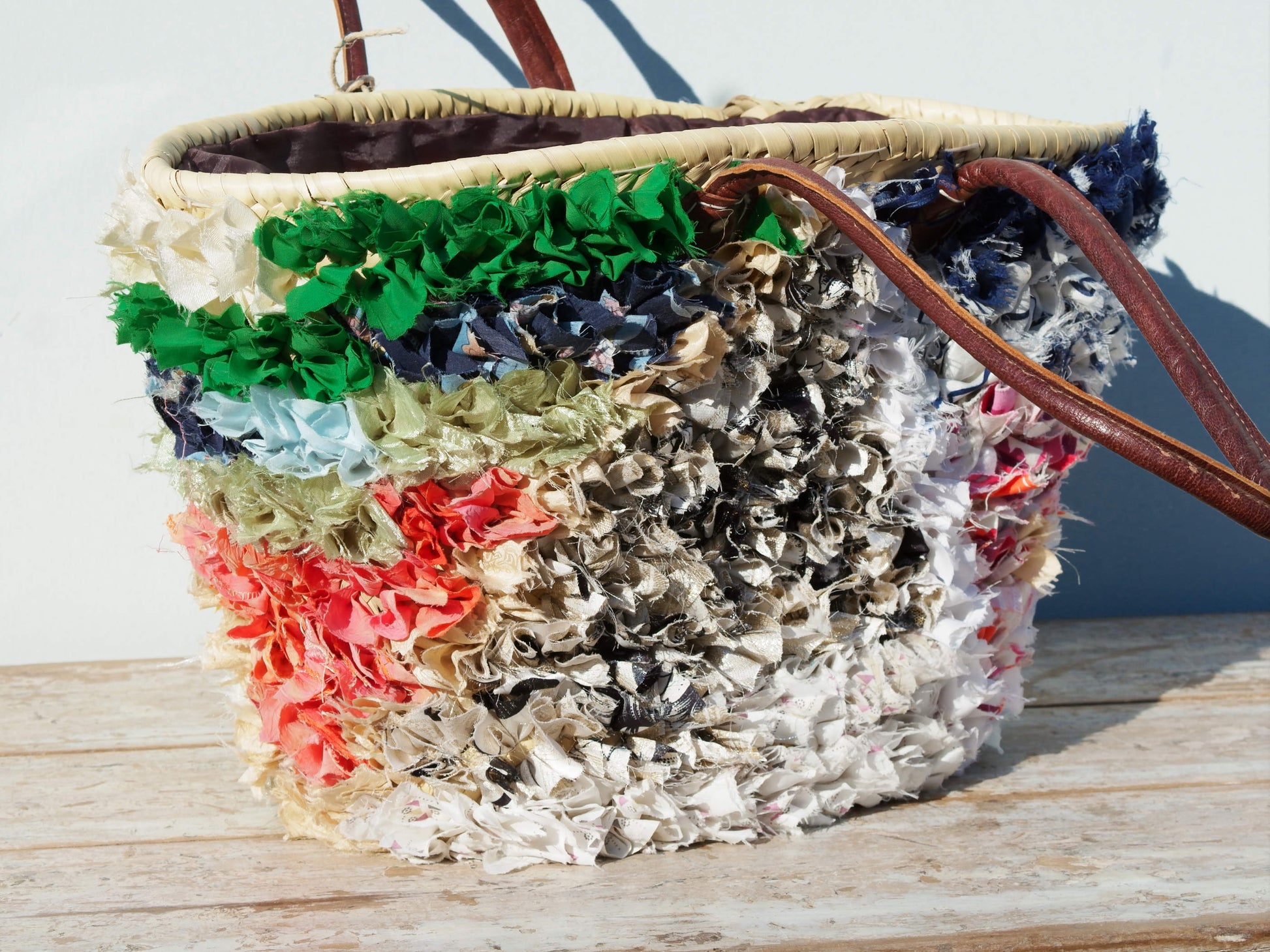 borsa marocchina realizzata a mano con pezzi di tessuto di riciclo, per lo più cotone e lana, interno in paglia intrecciata e manici in pelle. Pezzo unico. Dimensioni 50x28xh30cm  prezzo originale euro 65 scontato 40  per info ed ulteriori foto info@etniko.it facebook / instagram / pinterest : etnikobycrosato 0039 3338778241