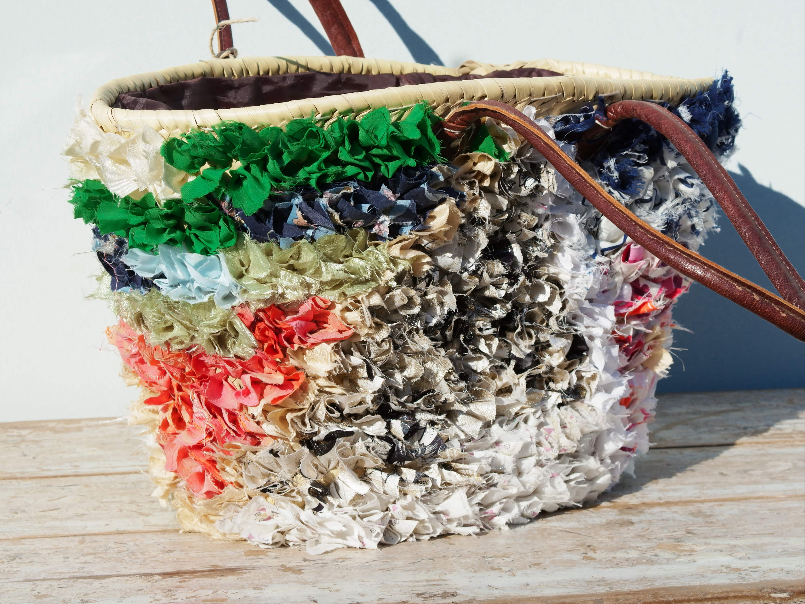borsa marocchina realizzata a mano con pezzi di tessuto di riciclo, per lo più cotone e lana, interno in paglia intrecciata e manici in pelle. Pezzo unico. Dimensioni 50x28xh30cm  prezzo originale euro 65 scontato 40  per info ed ulteriori foto info@etniko.it facebook / instagram / pinterest : etnikobycrosato 0039 3338778241