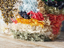 Carica l&#39;immagine nel visualizzatore di Gallery, borsa marocchina realizzata a mano con pezzi di tessuto di riciclo, per lo più cotone e lana, interno in paglia intrecciata e manici in pelle. Pezzo unico. Dimensioni 50x28xh30cm  prezzo originale euro 65 scontato 40  per info ed ulteriori foto info@etniko.it facebook / instagram / pinterest : etnikobycrosato 0039 3338778241