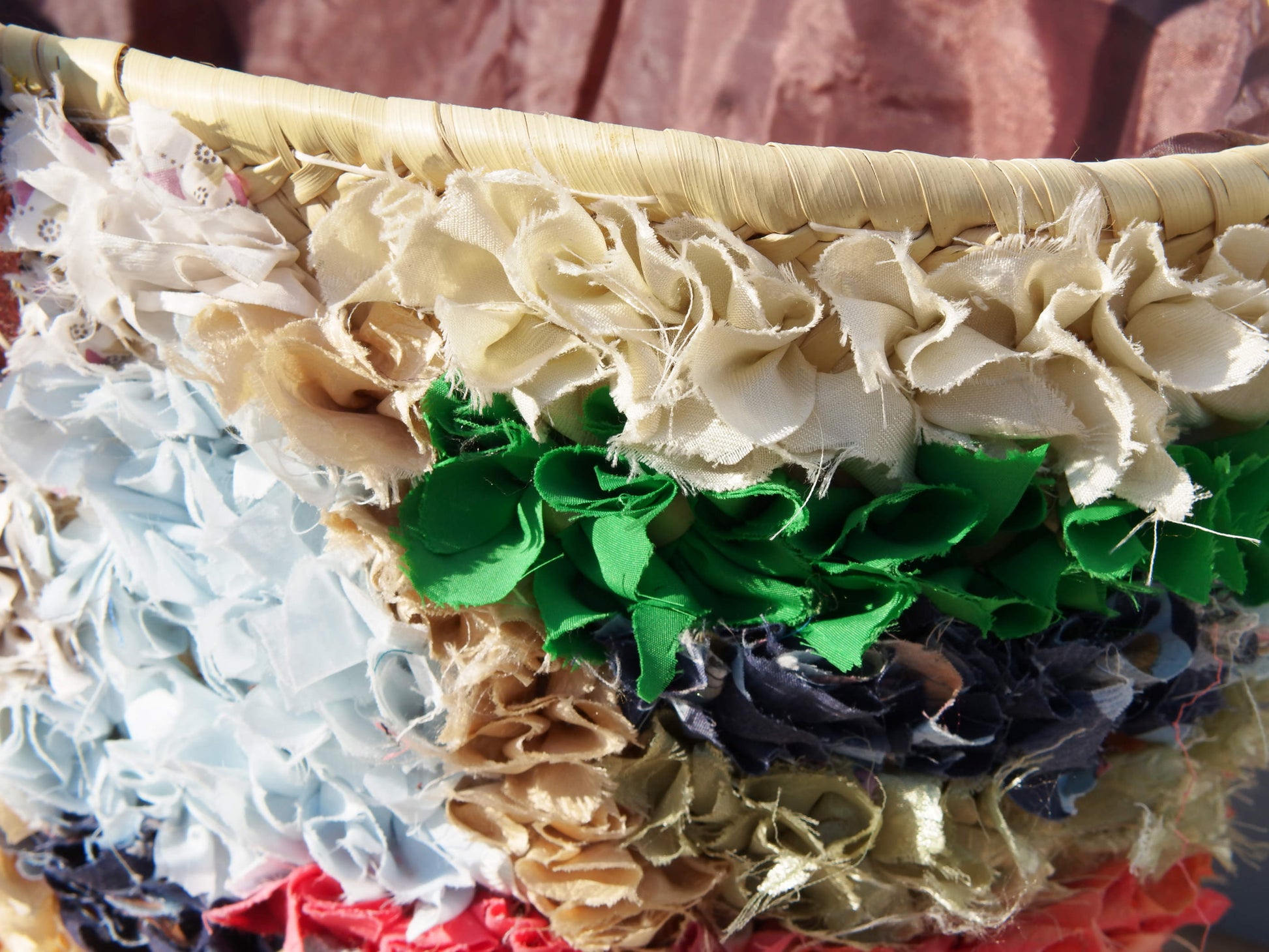 borsa marocchina realizzata a mano con pezzi di tessuto di riciclo, per lo più cotone e lana, interno in paglia intrecciata e manici in pelle. Pezzo unico. Dimensioni 50x28xh30cm  prezzo originale euro 65 scontato 40  per info ed ulteriori foto info@etniko.it facebook / instagram / pinterest : etnikobycrosato 0039 3338778241