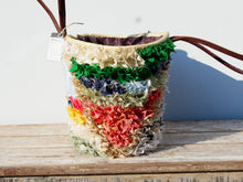 Carica l&#39;immagine nel visualizzatore di Gallery, borsa marocchina realizzata a mano con pezzi di tessuto di riciclo, per lo più cotone e lana, interno in paglia intrecciata e manici in pelle. Pezzo unico. Dimensioni 50x28xh30cm  prezzo originale euro 65 scontato 40  per info ed ulteriori foto info@etniko.it facebook / instagram / pinterest : etnikobycrosato 0039 3338778241