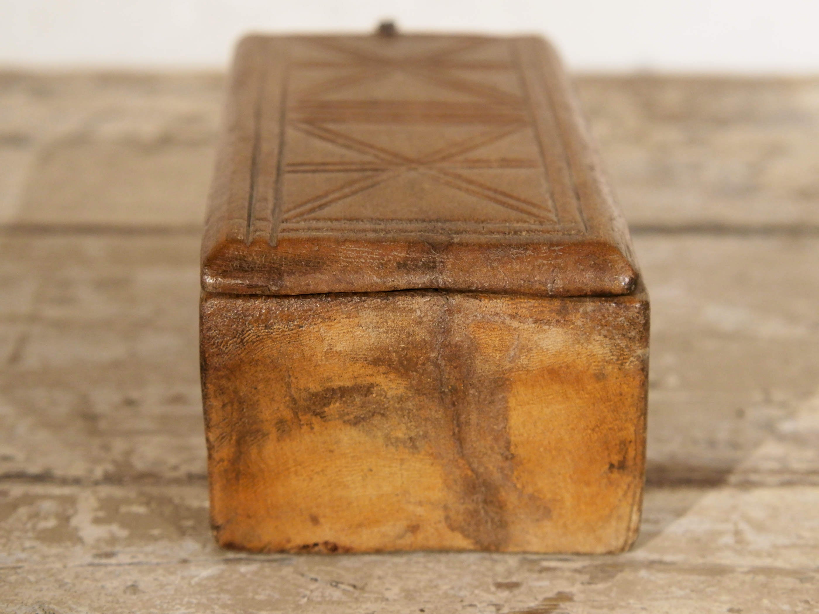 Vecchia scatola portatikka, portaspezie indiana in legno inciso. Scatola con apertura scorrevole, incisa a mano , pezzo unico lavorato a mano .  dimensioni 18x10  h9cm  https://www.pinterest.it/etnikobycrosato/_saved/ https://www.facebook.com/etnikobycrosato https://www.instagram.com/etnikobycrosato/ per ulteriori info e foto whatsapp 0039 3338778241 mail info@etniko.it