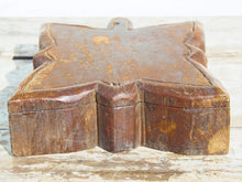 Carica l&#39;immagine nel visualizzatore di Gallery, Scatole provenienti dall&#39;India e sono state realizzate in legno teak, databili prima metà 900. Il pezzo è dotato di un piano girevole che si apre rivelando ulteriore spazio di archiviazione e scomparti. dimensioni 23x19 h6 cm