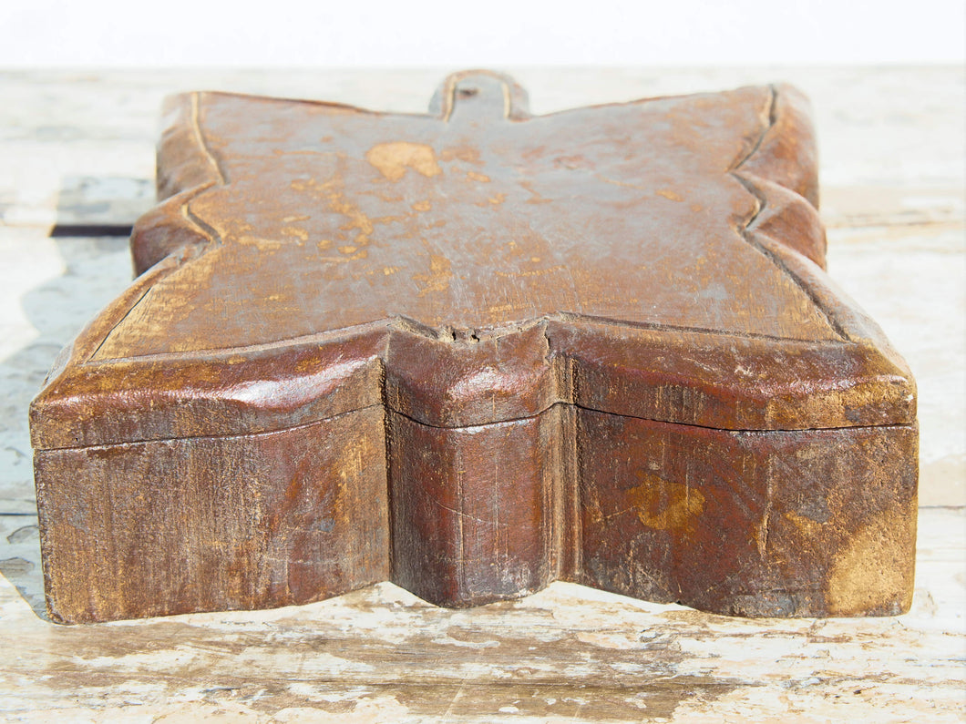 Scatole provenienti dall'India e sono state realizzate in legno teak, databili prima metà 900. Il pezzo è dotato di un piano girevole che si apre rivelando ulteriore spazio di archiviazione e scomparti. dimensioni 23x19 h6 cm