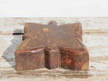 Carica l&#39;immagine nel visualizzatore di Gallery, Scatole provenienti dall&#39;India e sono state realizzate in legno teak, databili prima metà 900. Il pezzo è dotato di un piano girevole che si apre rivelando ulteriore spazio di archiviazione e scomparti. dimensioni 23x19 h6 cm