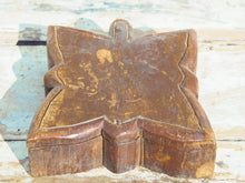 Carica l&#39;immagine nel visualizzatore di Gallery, Scatole provenienti dall&#39;India e sono state realizzate in legno teak, databili prima metà 900. Il pezzo è dotato di un piano girevole che si apre rivelando ulteriore spazio di archiviazione e scomparti. dimensioni 23x19 h6 cm