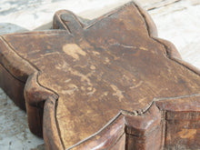 Carica l&#39;immagine nel visualizzatore di Gallery, Scatole provenienti dall&#39;India e sono state realizzate in legno teak, databili prima metà 900. Il pezzo è dotato di un piano girevole che si apre rivelando ulteriore spazio di archiviazione e scomparti. dimensioni 23x19 h6 cm