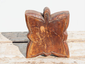 Scatole provenienti dall'India e sono state realizzate in legno teak, databili prima metà 900. Il pezzo è dotato di un piano girevole che si apre rivelando ulteriore spazio di archiviazione e scomparti. dimensioni 23x19 h6 cm