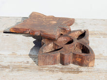 Carica l&#39;immagine nel visualizzatore di Gallery, Scatole provenienti dall&#39;India e sono state realizzate in legno teak, databili prima metà 900. Il pezzo è dotato di un piano girevole che si apre rivelando ulteriore spazio di archiviazione e scomparti. dimensioni 23x19 h6 cm