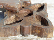 Carica l&#39;immagine nel visualizzatore di Gallery, Scatole provenienti dall&#39;India e sono state realizzate in legno teak, databili prima metà 900. Il pezzo è dotato di un piano girevole che si apre rivelando ulteriore spazio di archiviazione e scomparti. dimensioni 23x19 h6 cm