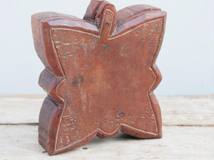 Scatola proveniente dall'India realizzata in legno teak, databile prima metà 900. Il pezzo è dotato di un piano girevole che si apre rivelando ulteriore spazio di archiviazione e scomparti.  Le scatole di tikka con coperchio avrebbero originariamente contenuto vari pigmenti colorati, principalmente per applicare il marchio indù Bindi sulla fronte, da indossare in base all'età e all'utilizzo. Patina originale.  dimensioni 19x22 h6 cm