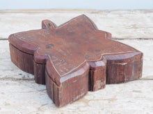 Carica l&#39;immagine nel visualizzatore di Gallery, Scatola proveniente dall&#39;India realizzata in legno teak, databile prima metà 900. Il pezzo è dotato di un piano girevole che si apre rivelando ulteriore spazio di archiviazione e scomparti.  Le scatole di tikka con coperchio avrebbero originariamente contenuto vari pigmenti colorati, principalmente per applicare il marchio indù Bindi sulla fronte, da indossare in base all&#39;età e all&#39;utilizzo. Patina originale.  dimensioni 19x22 h6 cm