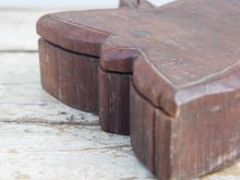 Carica l&#39;immagine nel visualizzatore di Gallery, Scatola proveniente dall&#39;India realizzata in legno teak, databile prima metà 900. Il pezzo è dotato di un piano girevole che si apre rivelando ulteriore spazio di archiviazione e scomparti.  Le scatole di tikka con coperchio avrebbero originariamente contenuto vari pigmenti colorati, principalmente per applicare il marchio indù Bindi sulla fronte, da indossare in base all&#39;età e all&#39;utilizzo. Patina originale.  dimensioni 19x22 h6 cm