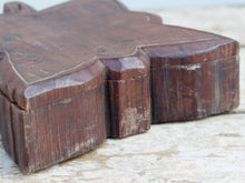 Carica l&#39;immagine nel visualizzatore di Gallery, Scatola proveniente dall&#39;India realizzata in legno teak, databile prima metà 900. Il pezzo è dotato di un piano girevole che si apre rivelando ulteriore spazio di archiviazione e scomparti.  Le scatole di tikka con coperchio avrebbero originariamente contenuto vari pigmenti colorati, principalmente per applicare il marchio indù Bindi sulla fronte, da indossare in base all&#39;età e all&#39;utilizzo. Patina originale.  dimensioni 19x22 h6 cm