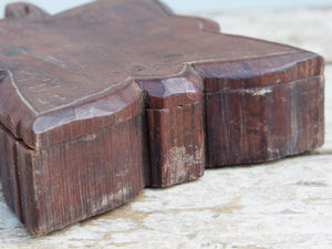 Scatola proveniente dall'India realizzata in legno teak, databile prima metà 900. Il pezzo è dotato di un piano girevole che si apre rivelando ulteriore spazio di archiviazione e scomparti.  Le scatole di tikka con coperchio avrebbero originariamente contenuto vari pigmenti colorati, principalmente per applicare il marchio indù Bindi sulla fronte, da indossare in base all'età e all'utilizzo. Patina originale.  dimensioni 19x22 h6 cm