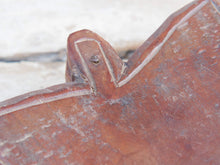 Carica l&#39;immagine nel visualizzatore di Gallery, Scatola proveniente dall&#39;India realizzata in legno teak, databile prima metà 900. Il pezzo è dotato di un piano girevole che si apre rivelando ulteriore spazio di archiviazione e scomparti.  Le scatole di tikka con coperchio avrebbero originariamente contenuto vari pigmenti colorati, principalmente per applicare il marchio indù Bindi sulla fronte, da indossare in base all&#39;età e all&#39;utilizzo. Patina originale.  dimensioni 19x22 h6 cm