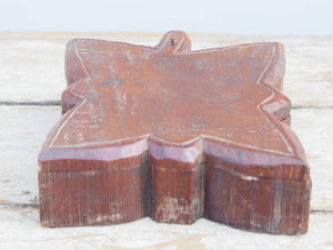 Scatola proveniente dall'India realizzata in legno teak, databile prima metà 900. Il pezzo è dotato di un piano girevole che si apre rivelando ulteriore spazio di archiviazione e scomparti.  Le scatole di tikka con coperchio avrebbero originariamente contenuto vari pigmenti colorati, principalmente per applicare il marchio indù Bindi sulla fronte, da indossare in base all'età e all'utilizzo. Patina originale.  dimensioni 19x22 h6 cm