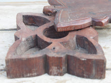 Carica l&#39;immagine nel visualizzatore di Gallery, Scatola proveniente dall&#39;India realizzata in legno teak, databile prima metà 900. Il pezzo è dotato di un piano girevole che si apre rivelando ulteriore spazio di archiviazione e scomparti.  Le scatole di tikka con coperchio avrebbero originariamente contenuto vari pigmenti colorati, principalmente per applicare il marchio indù Bindi sulla fronte, da indossare in base all&#39;età e all&#39;utilizzo. Patina originale.  dimensioni 19x22 h6 cm