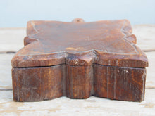 Carica l&#39;immagine nel visualizzatore di Gallery, Scatola proveniente dall&#39;India realizzata in legno teak, databile prima metà 900. Il pezzo è dotato di un piano girevole che si apre rivelando ulteriore spazio di archiviazione e scomparti.  Le scatole di tikka con coperchio avrebbero originariamente contenuto vari pigmenti colorati, principalmente per applicare il marchio indù Bindi sulla fronte, da indossare in base all&#39;età e all&#39;utilizzo. Patina originale.  dimensioni 20x22 h7 cm