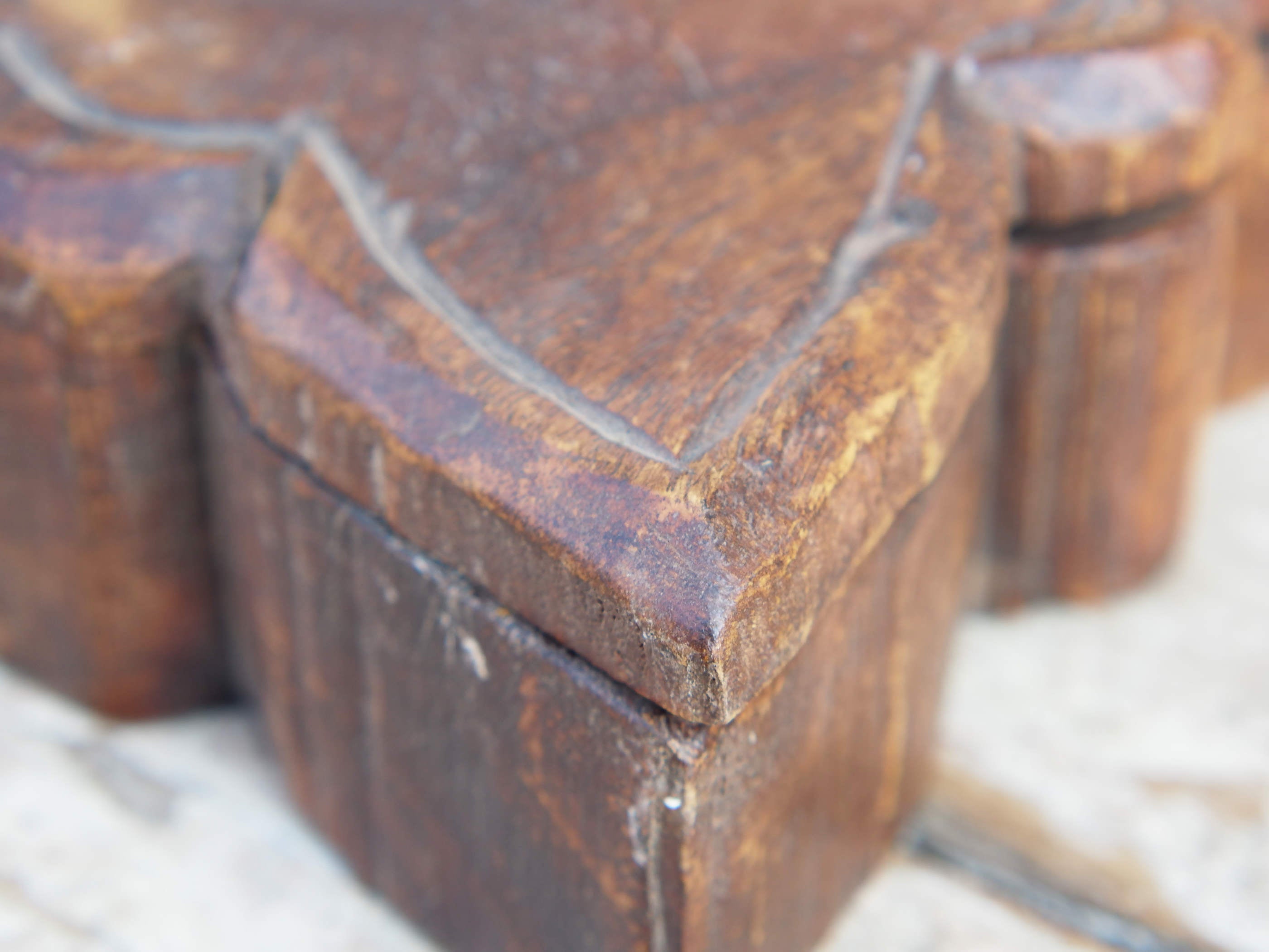 Scatola proveniente dall'India realizzata in legno teak, databile prima metà 900. Il pezzo è dotato di un piano girevole che si apre rivelando ulteriore spazio di archiviazione e scomparti.  Le scatole di tikka con coperchio avrebbero originariamente contenuto vari pigmenti colorati, principalmente per applicare il marchio indù Bindi sulla fronte, da indossare in base all'età e all'utilizzo. Patina originale.  dimensioni 20x22 h7 cm
