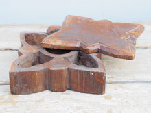 Carica l&#39;immagine nel visualizzatore di Gallery, Scatola proveniente dall&#39;India realizzata in legno teak, databile prima metà 900. Il pezzo è dotato di un piano girevole che si apre rivelando ulteriore spazio di archiviazione e scomparti.  Le scatole di tikka con coperchio avrebbero originariamente contenuto vari pigmenti colorati, principalmente per applicare il marchio indù Bindi sulla fronte, da indossare in base all&#39;età e all&#39;utilizzo. Patina originale.  dimensioni 20x22 h7 cm