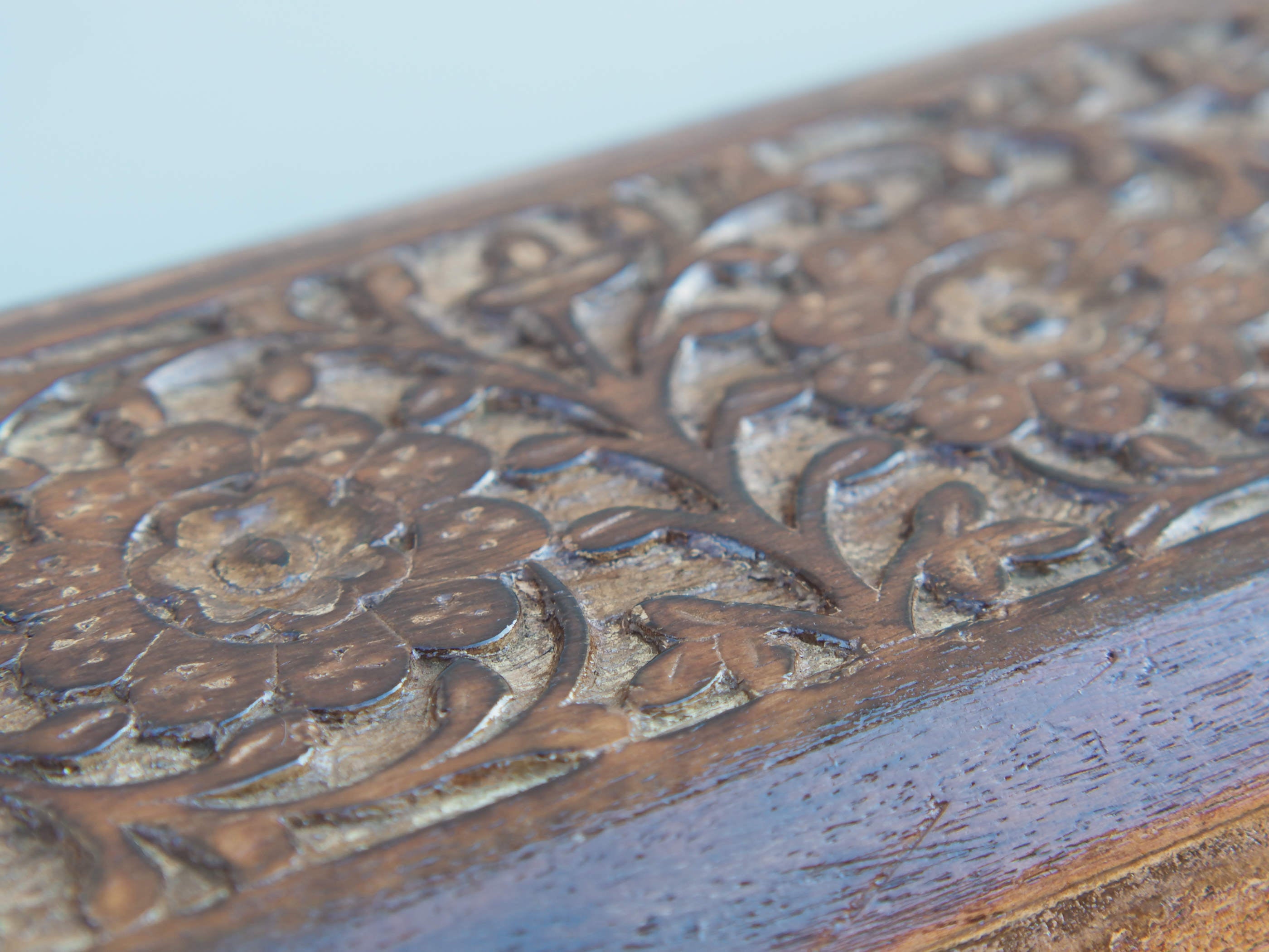 scatola, box indiano in legno di teak inciso con motivi floreali. costruita ed assemblata artigianalmente, originale in ogni parte.  dimensioni 23x15 h15 cm
