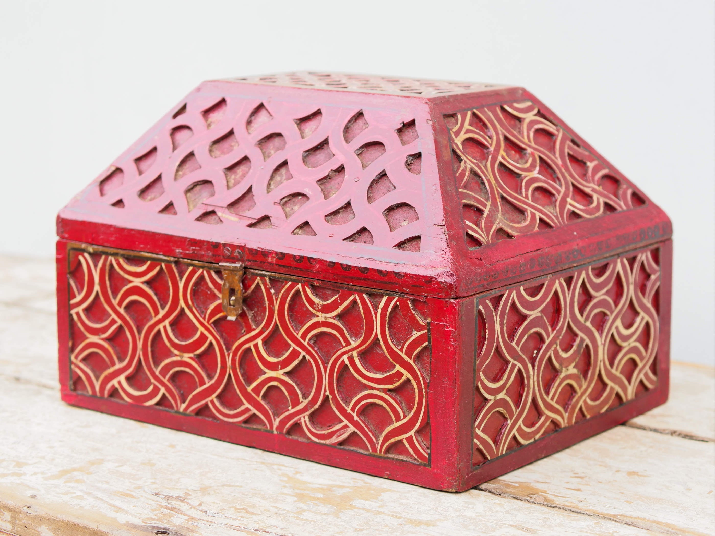 scatola, box indiano in legno di teak dipinto. costruita ed assemblata artigianalmente, originale in ogni parte.  dimensioni 33x26 h23cm