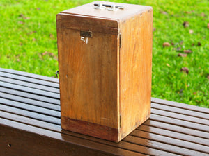 Box impiegato in origine dai medici per il trasporto delle portaprovette e medicinali,  in legno di teak.   Provenienza India. Conservata in ottimo stato.  Dimensioni 20x22 h37cm   per info ed ulteriori foto info@etniko.it facebook / instagram : etnikobycrosato 0039 333877824le